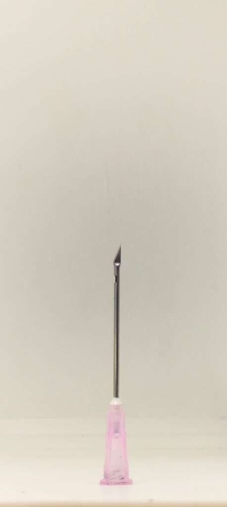 A curved needle used in Thai medicine for acupuncture and other therapeutic practices.